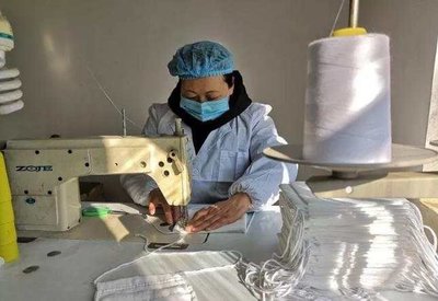 自帶縫紉機(jī)進(jìn)廠，云南安寧志愿者用針線縫出抗疫溫度
